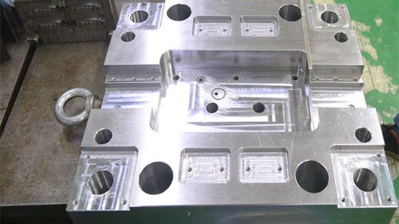 双色手柄模具加工：工艺解析与选型要点**